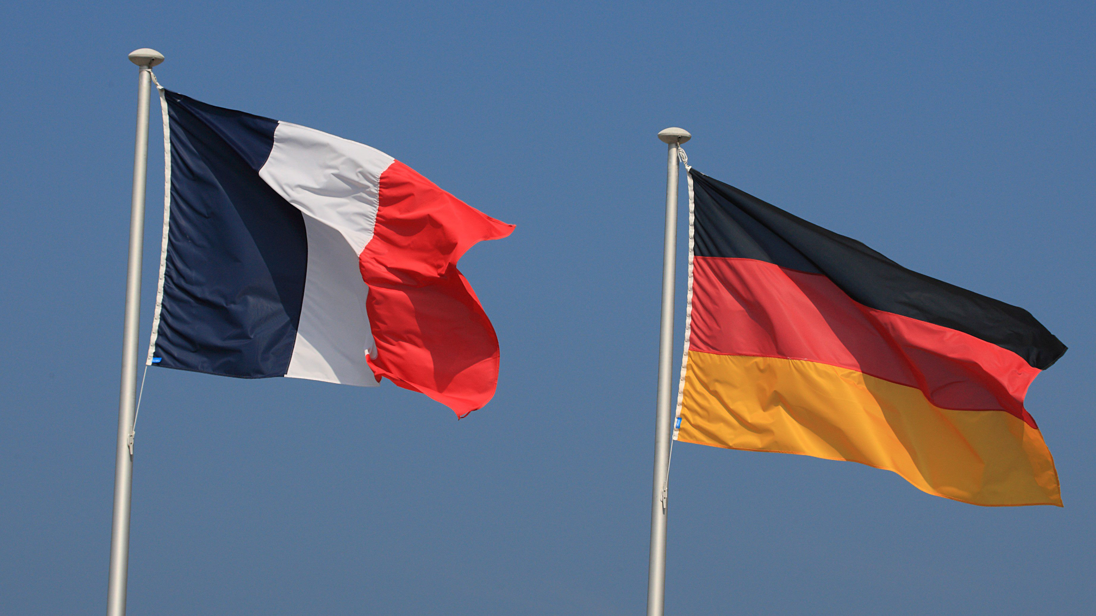 Германия французы. ФРГ И Франция. Флаг Германии и Франции. Франция и Германия отношения. Немецкий и французский флаги.